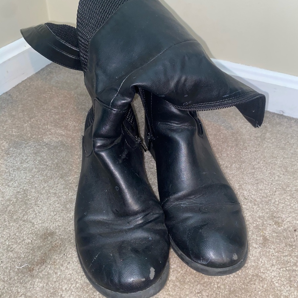 Black boots that go up to you’re thighs size 9